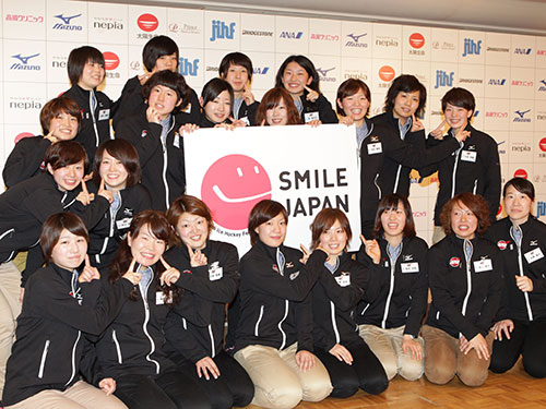 「スマイルジャパン」に愛称が決まり満面の笑みを浮かべるアイスホッケー女子日本チームの選手たち