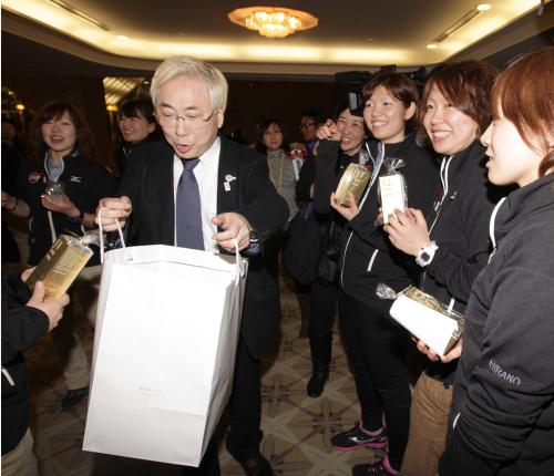 スポンサーの高須クリニックの高須克弥院長の振る舞った２万円の化粧品に選手たちも満面のスマイル