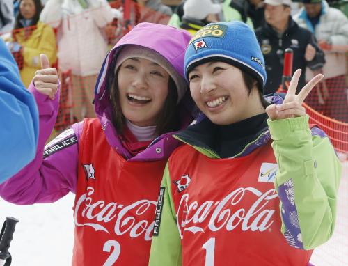 表彰式を前に笑顔を見せる女子デュアルモーグル優勝の伊藤みき（右）と２位の上村愛子