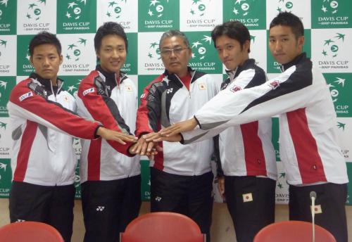 記者会見でポーズをとる、男子テニスの（左から）守屋宏紀、添田豪、植田実監督、伊藤竜馬、内山靖崇