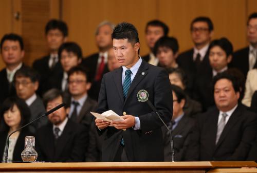 東北福祉大入学式で在校生代表として歓迎の言葉を述べる松山（中央）