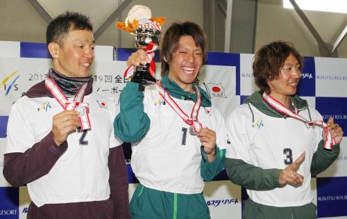 男子スノーボードクロスの表彰式で笑顔を見せる（左から）２位の宮本賢路、優勝の桃野慎也、３位の元木康平