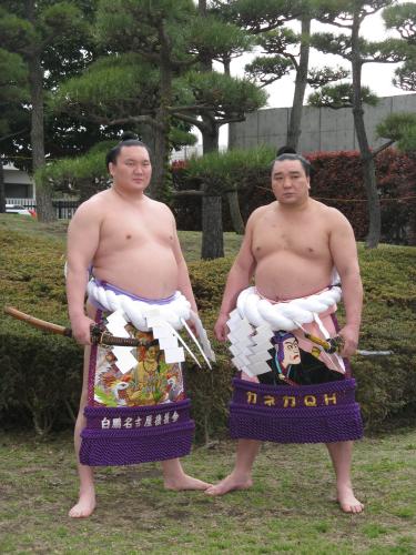 藤沢巡業で記念撮影する（左から）白鵬と日馬富士