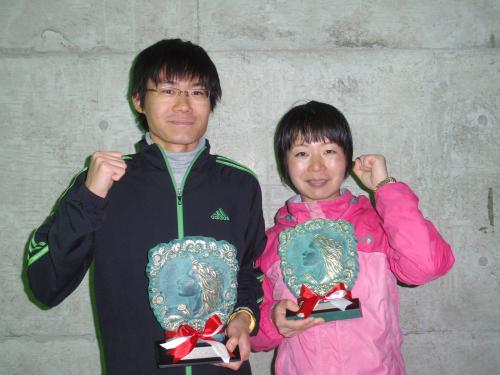 佐渡トキマラソン２０１３男子ハーフ（フルの部）優勝の大石（左）と同女子優勝の渋谷
