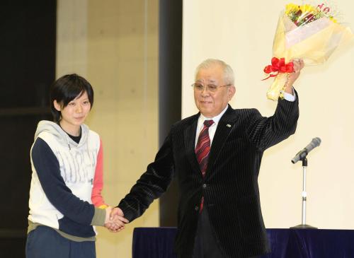特別記念講演後、スピードスケートの高木美帆から花束を贈られて笑顔を見せる野村克也客員教授