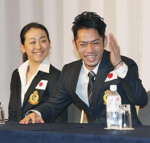 フィギュアスケートの世界国別対抗戦を控え、記者会見で笑顔を見せる浅田真央（左）と高橋大輔