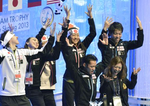 高橋大輔（下左）の振り付けをまねて盛り上がる日本チーム