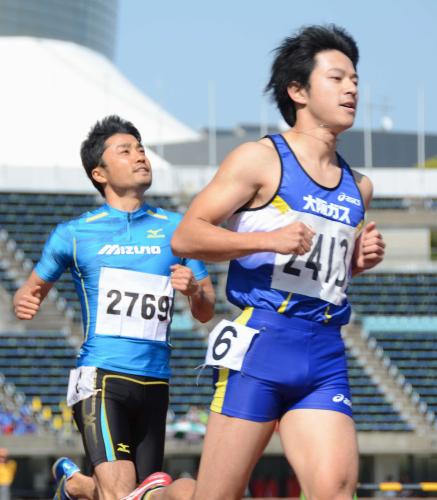 男子１００メートル決勝　10秒66で優勝した江里口匡史。左は２位の末続慎吾