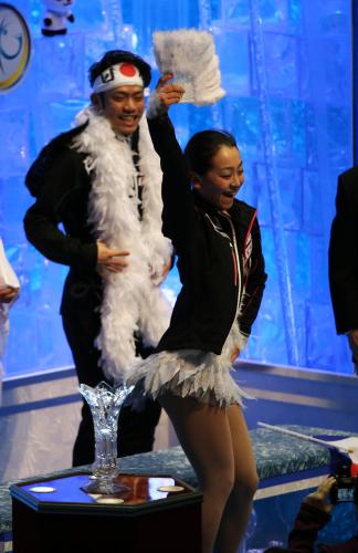 キスアンドクライで「ジュリアナダンス」を踊る浅田（左は高橋）