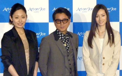 ６月に開催されるアイスショーの記者発表会に出席した（左から）安藤美姫、歌手の藤井フミヤ、荒川静香さん