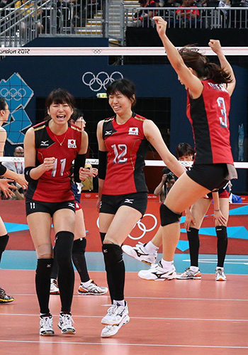 ２０１２年８月、韓国を破ってロンドン五輪で銅メダルに輝いた日本代表の大友愛（左）