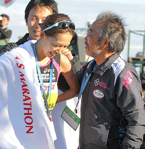 昨年１１月の第４回横浜国際女子マラソンで日本人トップの２位でゴールし小出義雄氏に迎えられる那須川瑞穂