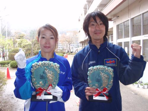 １０キロ総合男子優勝の伊藤と同女子優勝の加藤