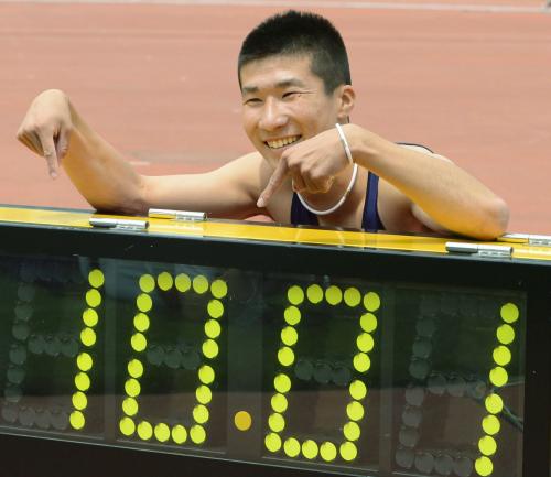 男子１００メートル予選で、日本歴代２位となる10秒01の高校新記録をマークし笑顔を見せる桐生祥秀