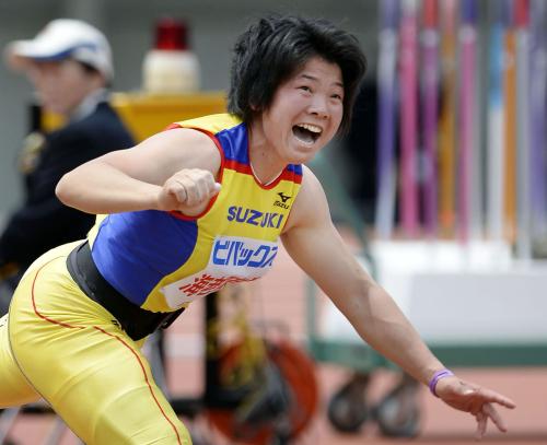 女子やり投げ　６２メートル８３の日本新記録で優勝した海老原有希