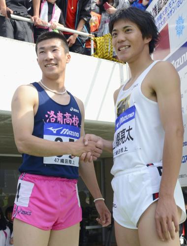 男子１００メートルで優勝し、２位の山県亮太（右）と握手する桐生祥秀