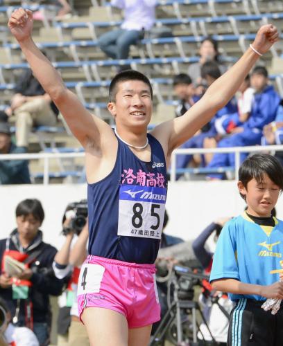 男子１００メートルで優勝し、ガッツポーズする桐生祥秀