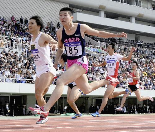 男子１００メートルで優勝した桐生祥秀。左は10秒04で２位の山県亮太
