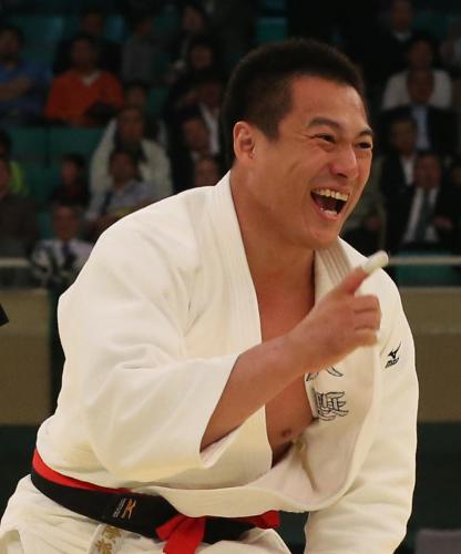 全日本柔道選手権大会準決勝で石井に一本勝ちした穴井はナンバーワンポーズ