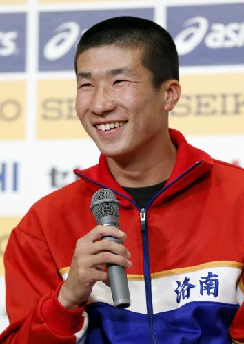 記者会見で意気込みを語る、男子１００メートルで９秒台が期待される桐生祥秀