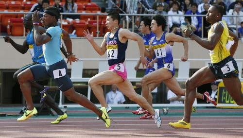 男子１００メートル　１０秒４０で３位の桐生祥秀（６２）。左手前は優勝したマイケル・ロジャーズ