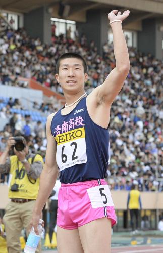 男子１００メートルで１０秒４０の３位となり、観客の声援に応える桐生祥秀