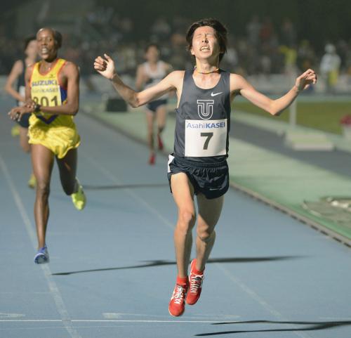 男子１万メートル　27分51秒54の大会新記録で１位になった設楽啓太