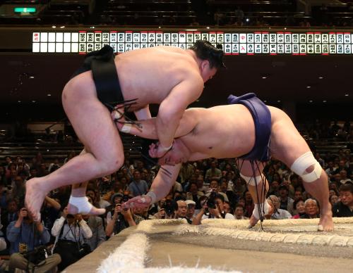 ＜大相撲夏場所２日目＞日馬富士（左）を押し出しで破る妙義龍（右）
