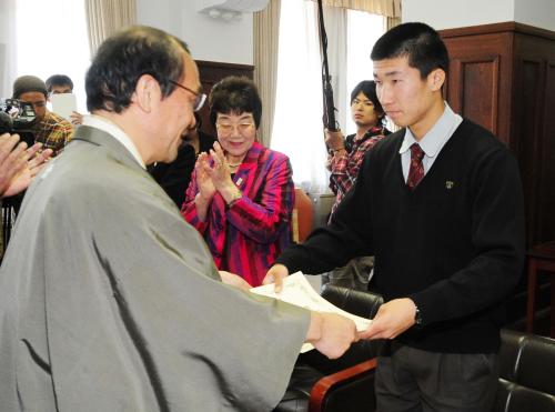 門川大作市長（左）から京都市スポーツ特別大賞を授与される桐生祥秀選手