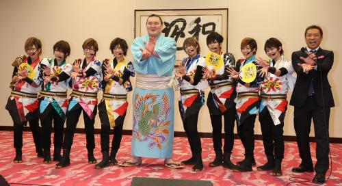 ＜大相撲夏場所４日目＞はなわ（右端）プロデュースの女性アイドル「風男塾」とポーズをとる白鵬（中央）