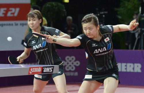 女子ダブルス２回戦で台湾選手と対戦する福原（右）、平野組