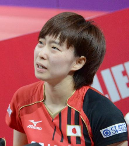 女子シングルス３回戦で北朝鮮選手に敗れ、悔しがる石川佳純