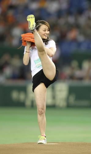 田中理恵 体操選手っぽく 左足高く振り上げ始球式 スポニチ Sponichi Annex 野球
