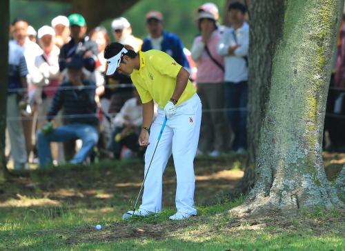 ＜日本プロゴルフ選手権２日目＞１５番、第２打地点でボールの状況を確認する松山英樹