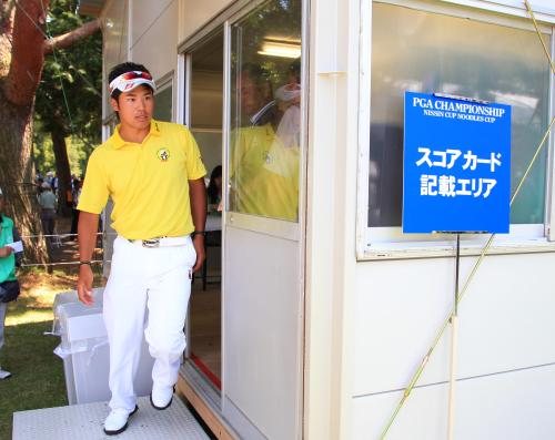 ＜日本プロゴルフ選手権２日目＞スコアを提出しアテスト場を出る松山英樹