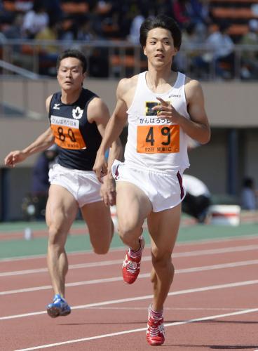 男子１００メートル予選　１０秒４９で準決勝進出を決めた山県亮太（右）