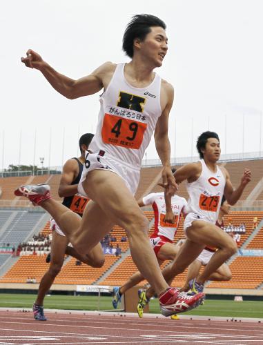 男子１００メートル決勝　10秒30で初優勝した山県亮太。右は２位の飯塚翔太