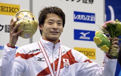 男子２００メートル背泳ぎで優勝し、表彰式でポーズをとる入江陵介