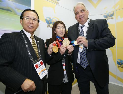 「スポーツアコード」の会場で、国際レスリング連盟のラロビッチ会長（右）と写真に納まる吉田。左は日本レスリング協会の福田会長