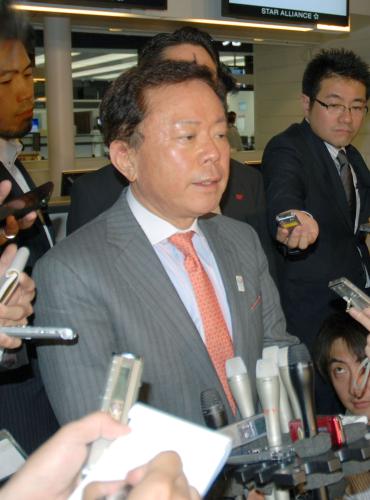 ロシアへ出発する前に、報道陣の取材に応じる東京都の猪瀬直樹知事