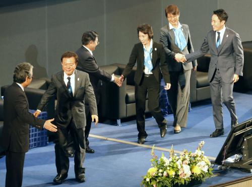 ２０２０年夏季五輪の招致プレゼンテーションを終え、笑顔で引き揚げる東京都の猪瀬直樹知事（左から２人目）、フェンシングの太田雄貴選手（右端）ら