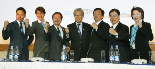 記者会見後、ガッツポーズで記念写真に納まる東京都の猪瀬直樹知事（左から３人目）、招致委員会の竹田恒和理事長（中央）、フェンシングの太田雄貴選手（左端）ら