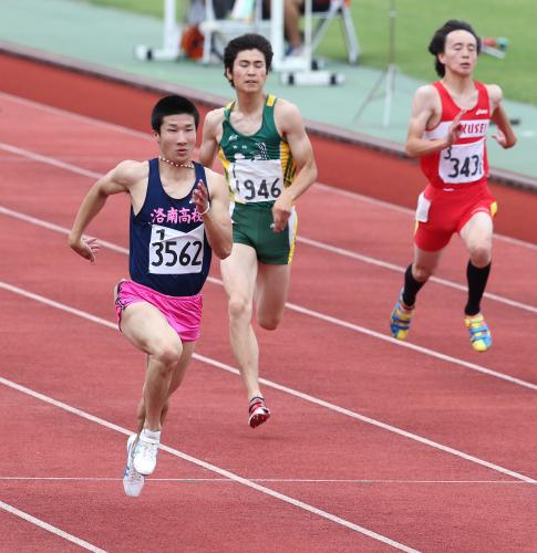 桐生（左）は１００メートルで１０秒３１の大会記録で優勝