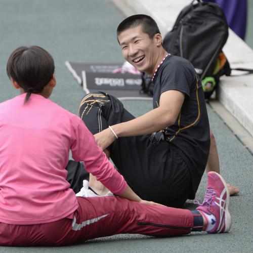日本選手権の前日練習で、笑顔でストレッチする桐生祥秀