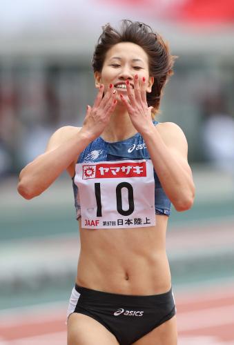 女子２００メートルで優勝し、笑顔の福島