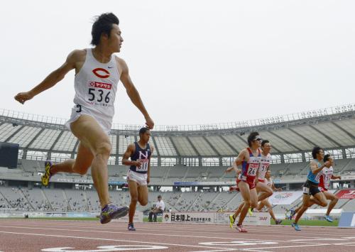 男子２００メートル決勝　２０秒３１で初優勝した飯塚翔太（左端）