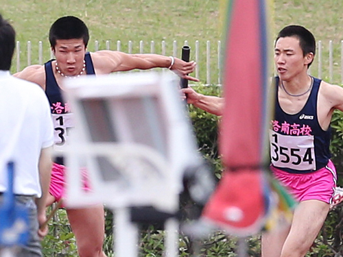 １日の京都インターハイ４００メートルリーレー決勝でバトンを受け取る桐生（左）。洛南高ではオーバーハンドパスを採用