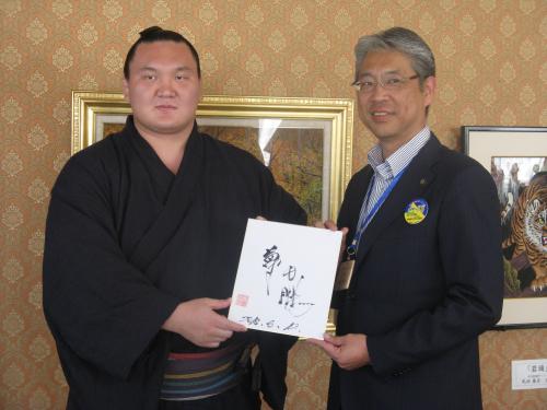 清沢茂宏・芦別市長（右）を表敬訪問した白鵬