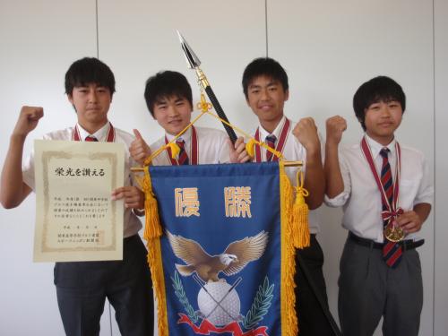 平成２５年度関東中学ゴルフ男子団体の部優勝の立教池袋のメンバー。（左から）塚本、青木、樋口、吉田