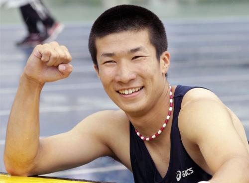 　男子２００メートル決勝で19年ぶりの高校新記録となる20秒41で優勝し、ガッツポーズで笑顔を見せる桐生祥秀